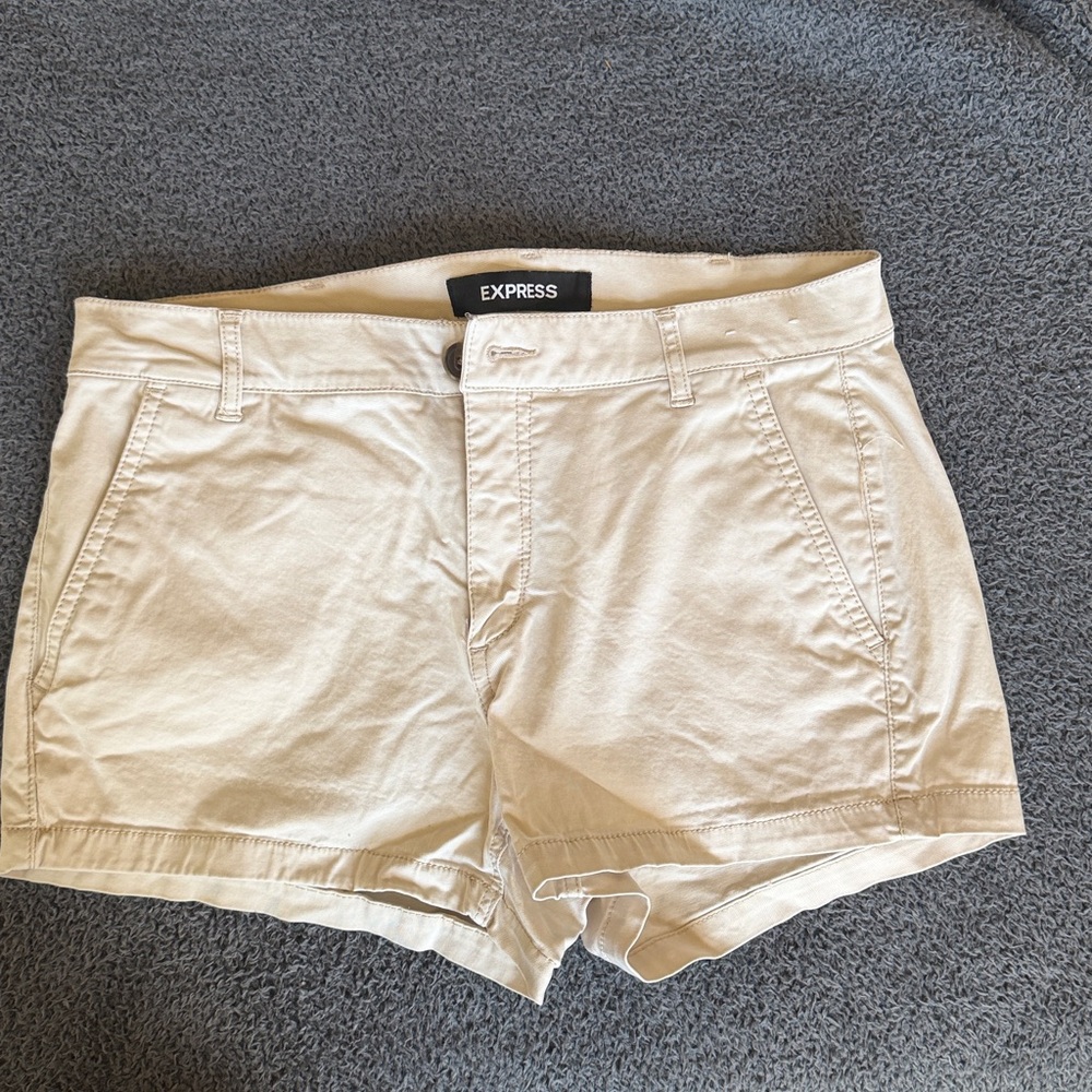 Express shortie mid rise twill trouser shorts. Size 6